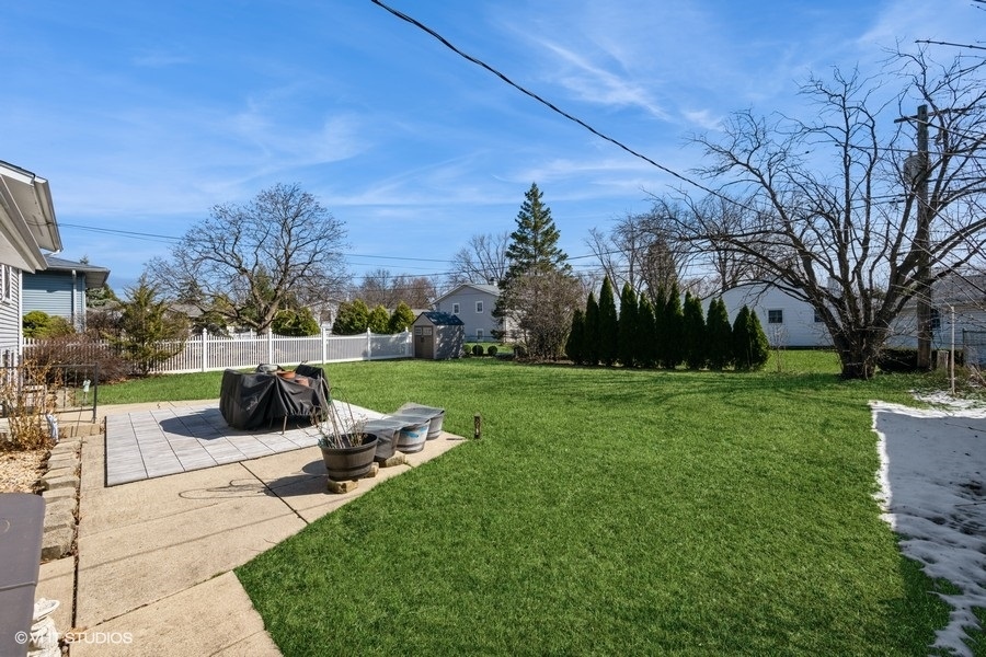 3208 Wren Lane Rolling Meadows, IL 60008 - Photo 20 of 30 a view of a garden with plants