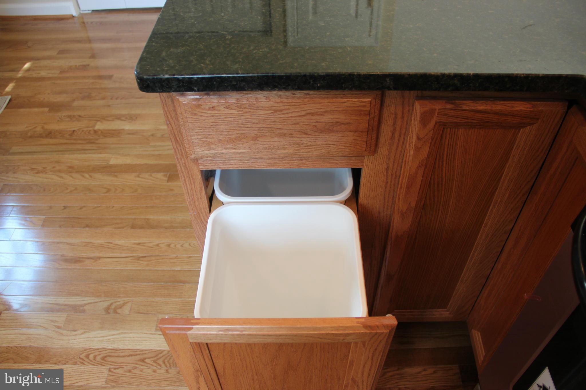 923 Sedgley Road Baltimore, MD 21228 - Photo 3 of 14 Built In Trash Can
