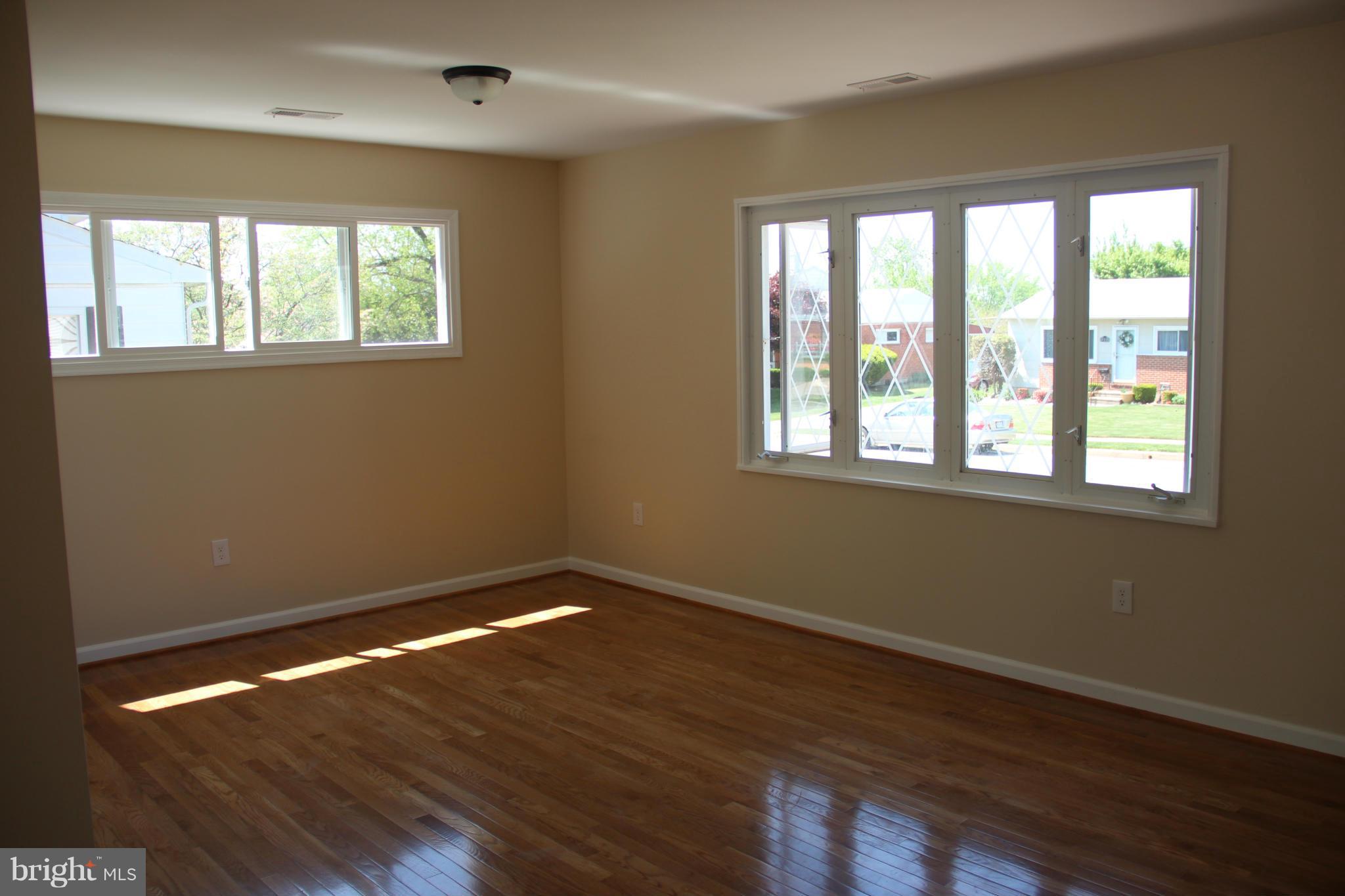 923 Sedgley Road Baltimore, MD 21228 - Photo 5 of 14 Living Room