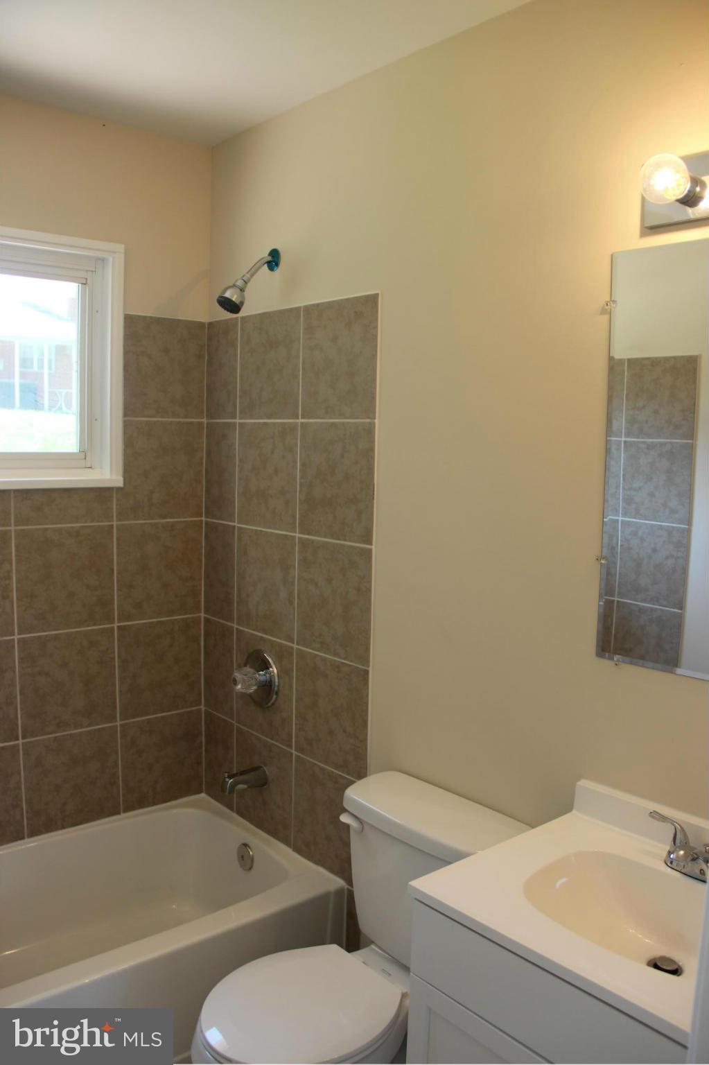 923 Sedgley Road Baltimore, MD 21228 - Photo 9 of 14 Bath