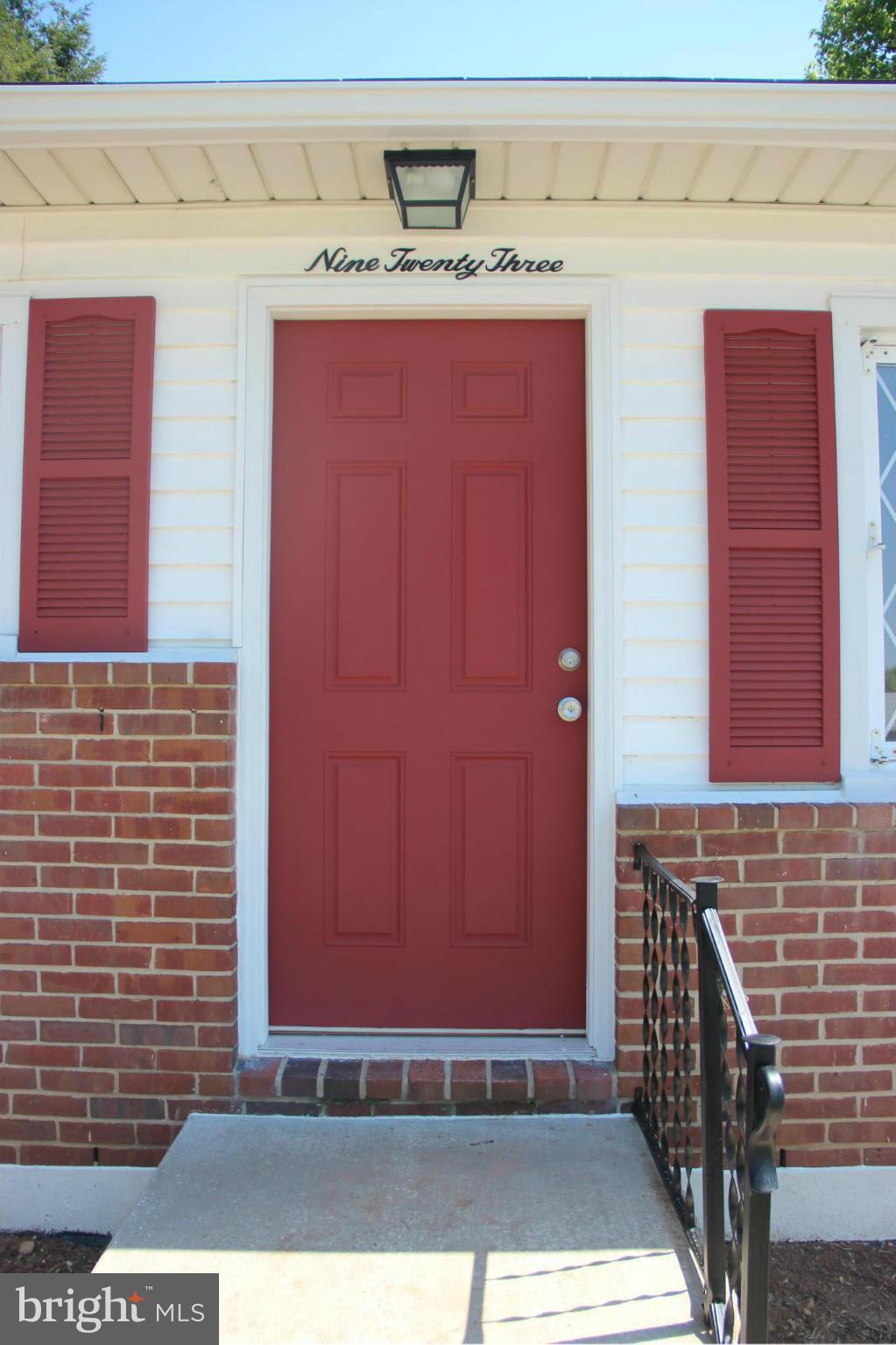 923 Sedgley Road Baltimore, MD 21228 - Photo 10 of 14 Exterior (Front)