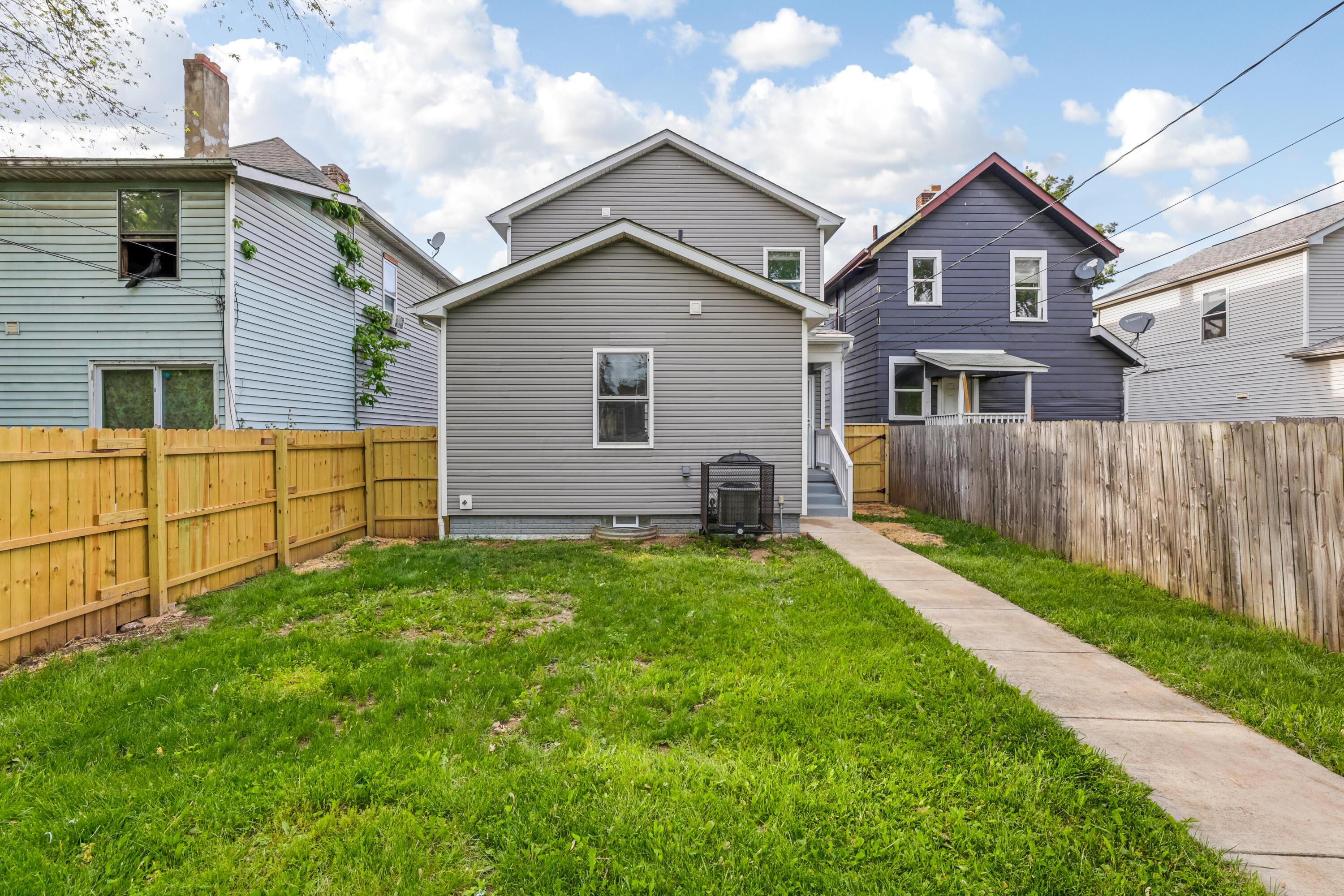 225 Reeb Avenue Columbus, OH 43207 - Photo 39 of 46 REAL GRASS, NO PHOTOSHOPPING