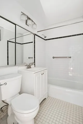 $1,250,000 | 137 Barrow Street, Unit 5A | West Village