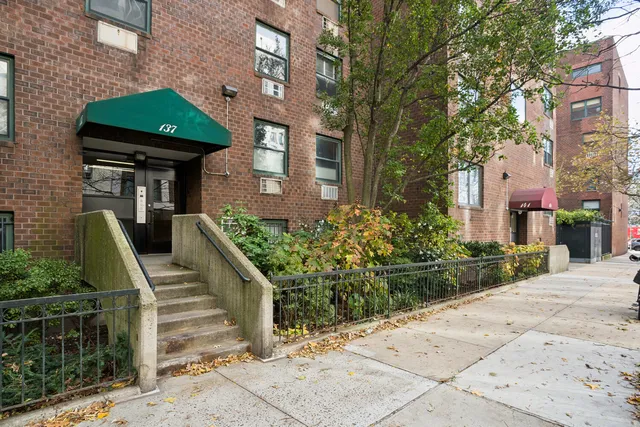 $1,250,000 | 137 Barrow Street, Unit 5A | West Village