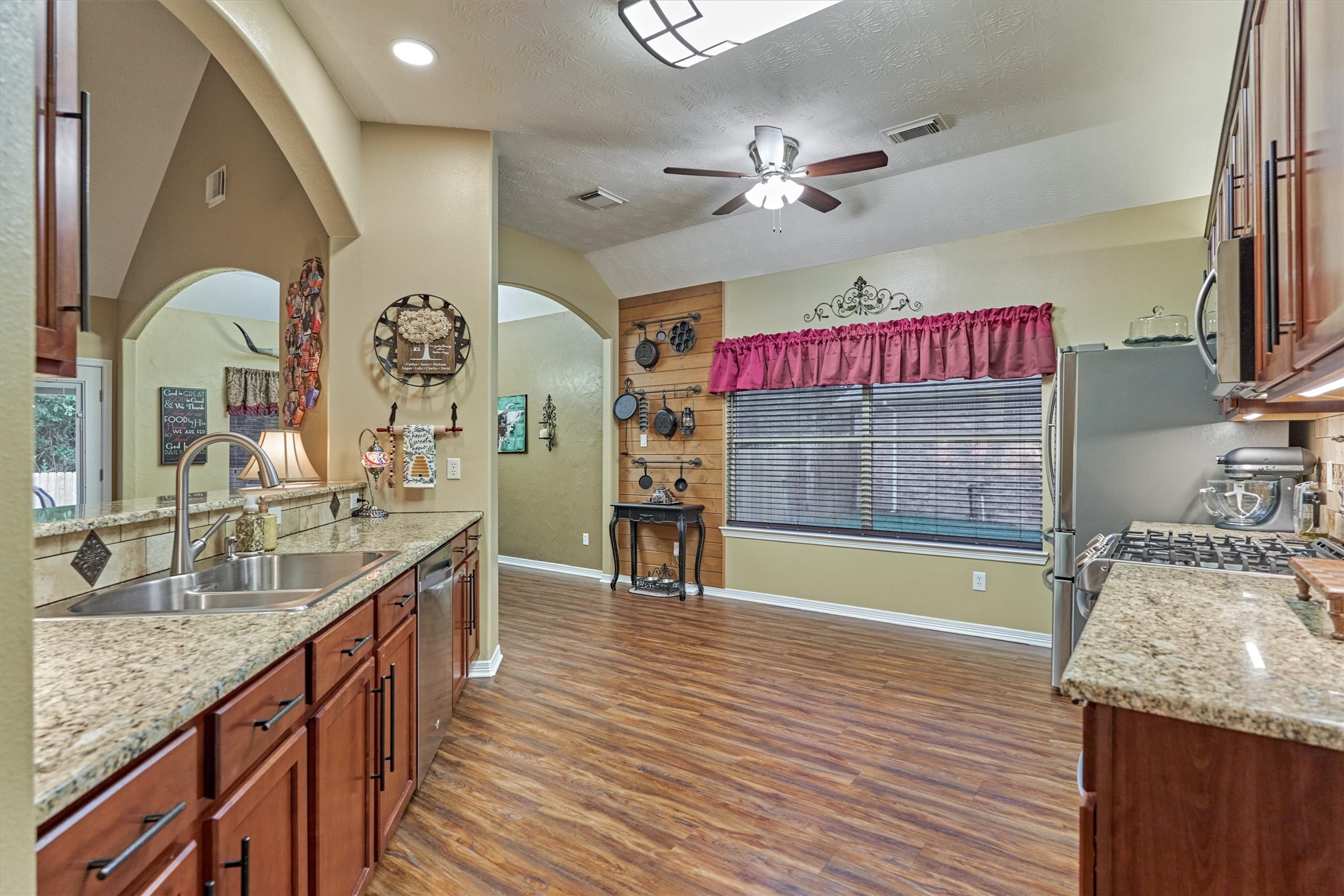 2203 Nicholas Crossing Conroe, TX 77304 - Photo 10 of 37