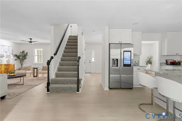 a view of entryway and kitchen