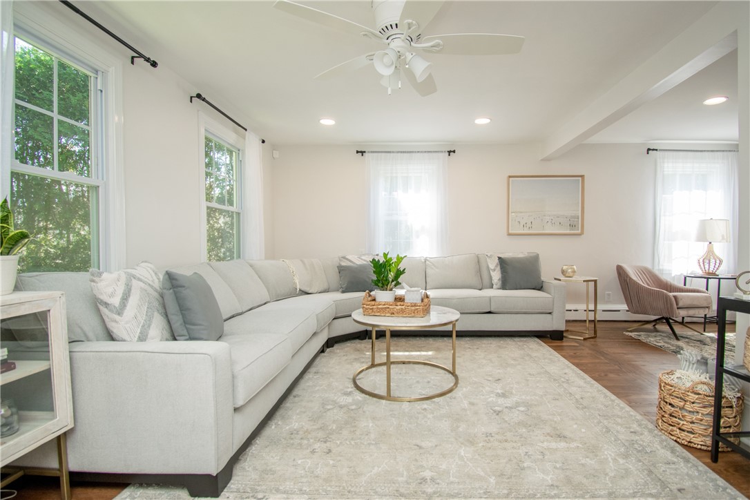 17 Rosedale Court Middletown, RI 02842 - Photo 4 of 40 Living Room