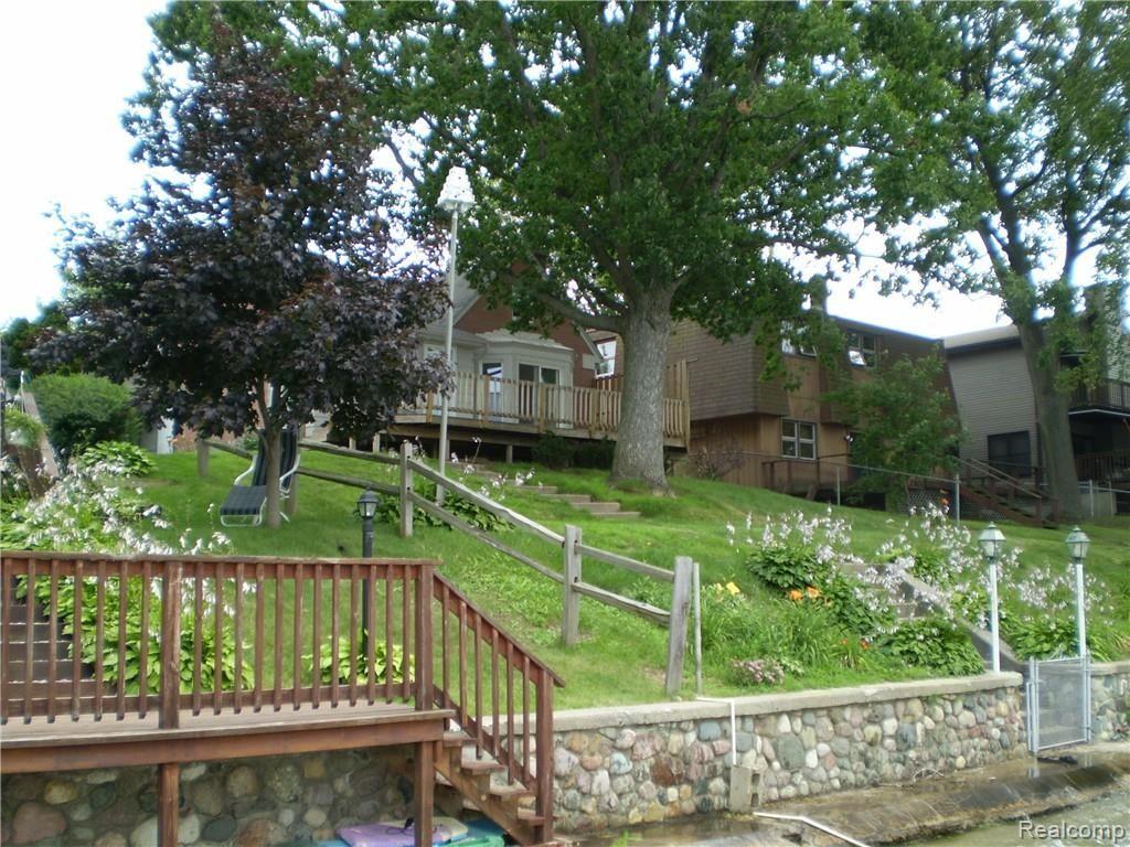 2913 Lansdowne Road Waterford, MI 48329 - Photo 1 of 24