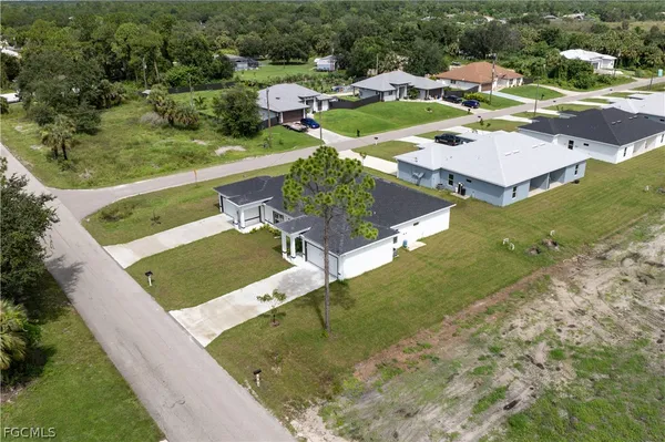 a view of a house with backyard