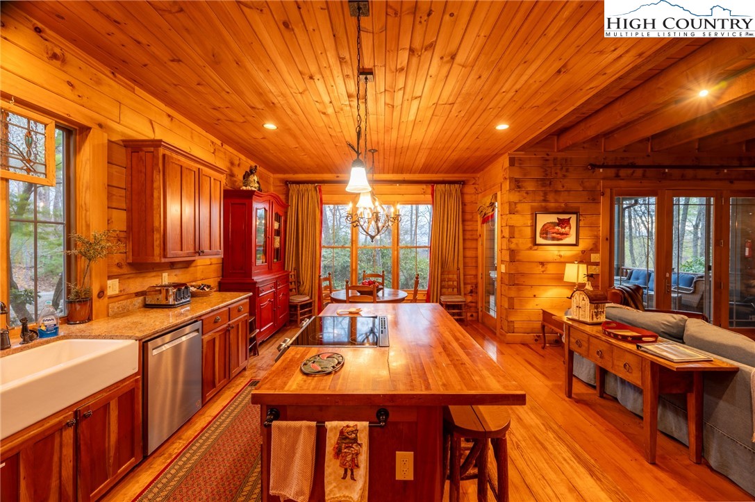 725 Fox Den Road Blowing Rock, NC 28605 - Photo 13 of 44 a large room with lots of tables and chairs