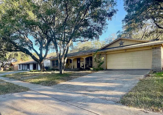 $230,000 | 1404 East Inez Street, Beeville, TX 78102