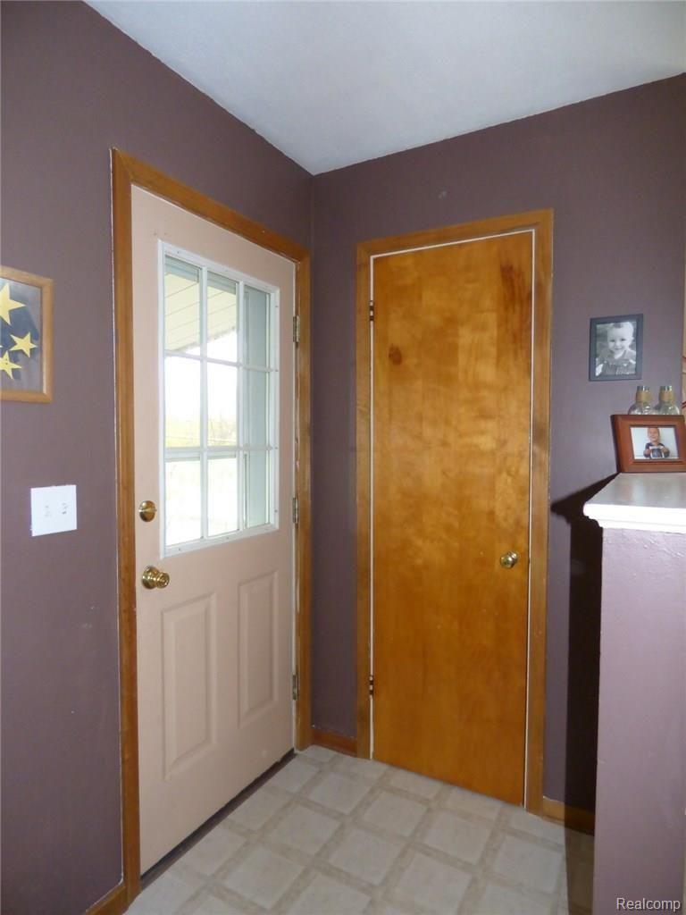 351 Mower Road Pinckney, MI 48169 - Photo 8 of 14 8 FOYER.JPG