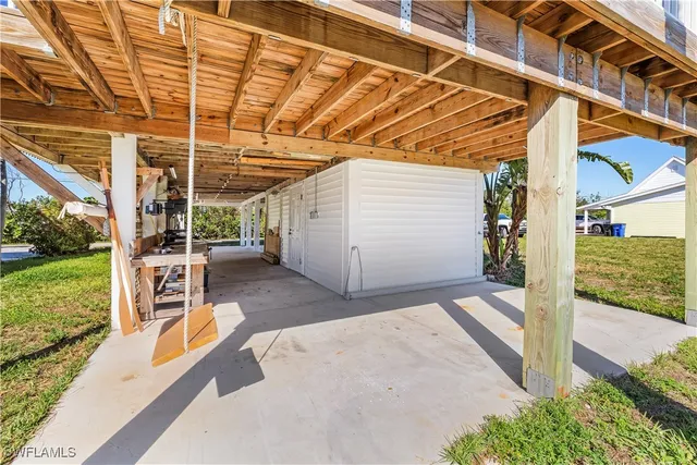 a view of a backyard