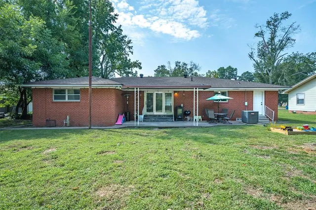 a view of a house with backyard and garden