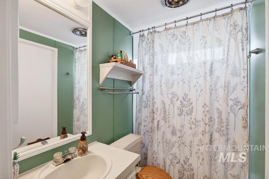 609 North Almon Street, Unit 3024 Moscow, ID 83843 - Photo 8 of 17 Full bathroom with vanity and curtained shower