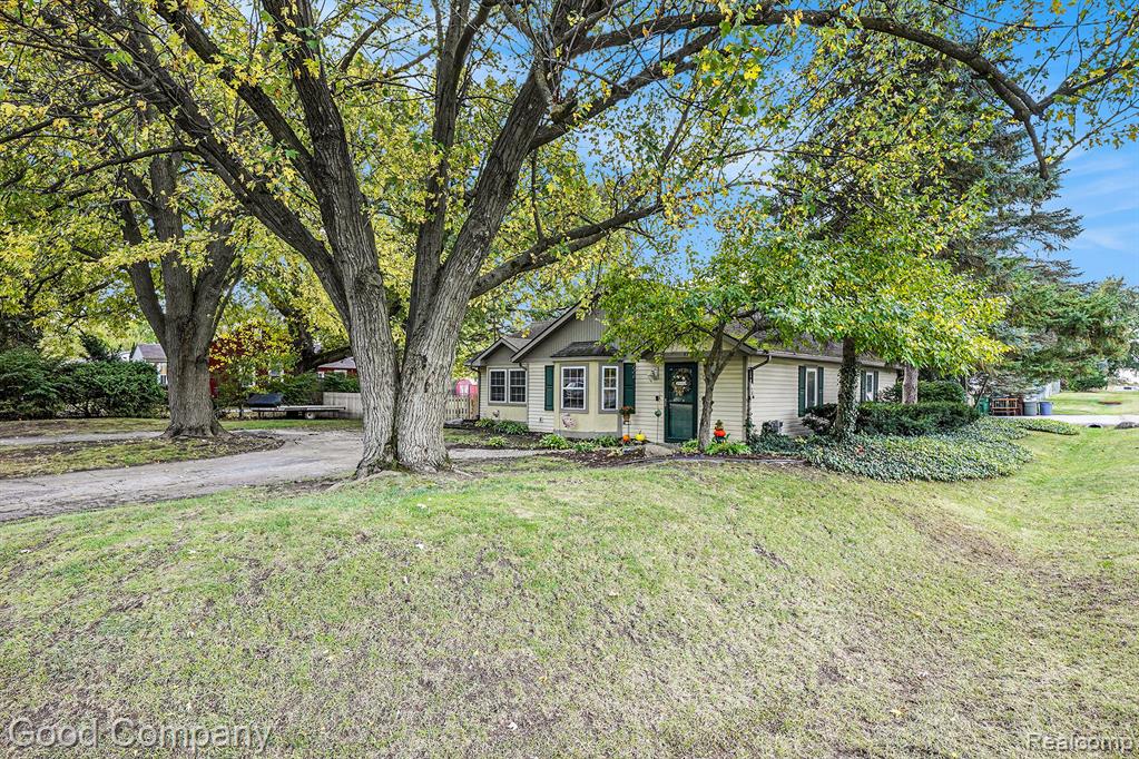 47595 Frederick Road Utica, MI 48317 - Photo 2 of 26
