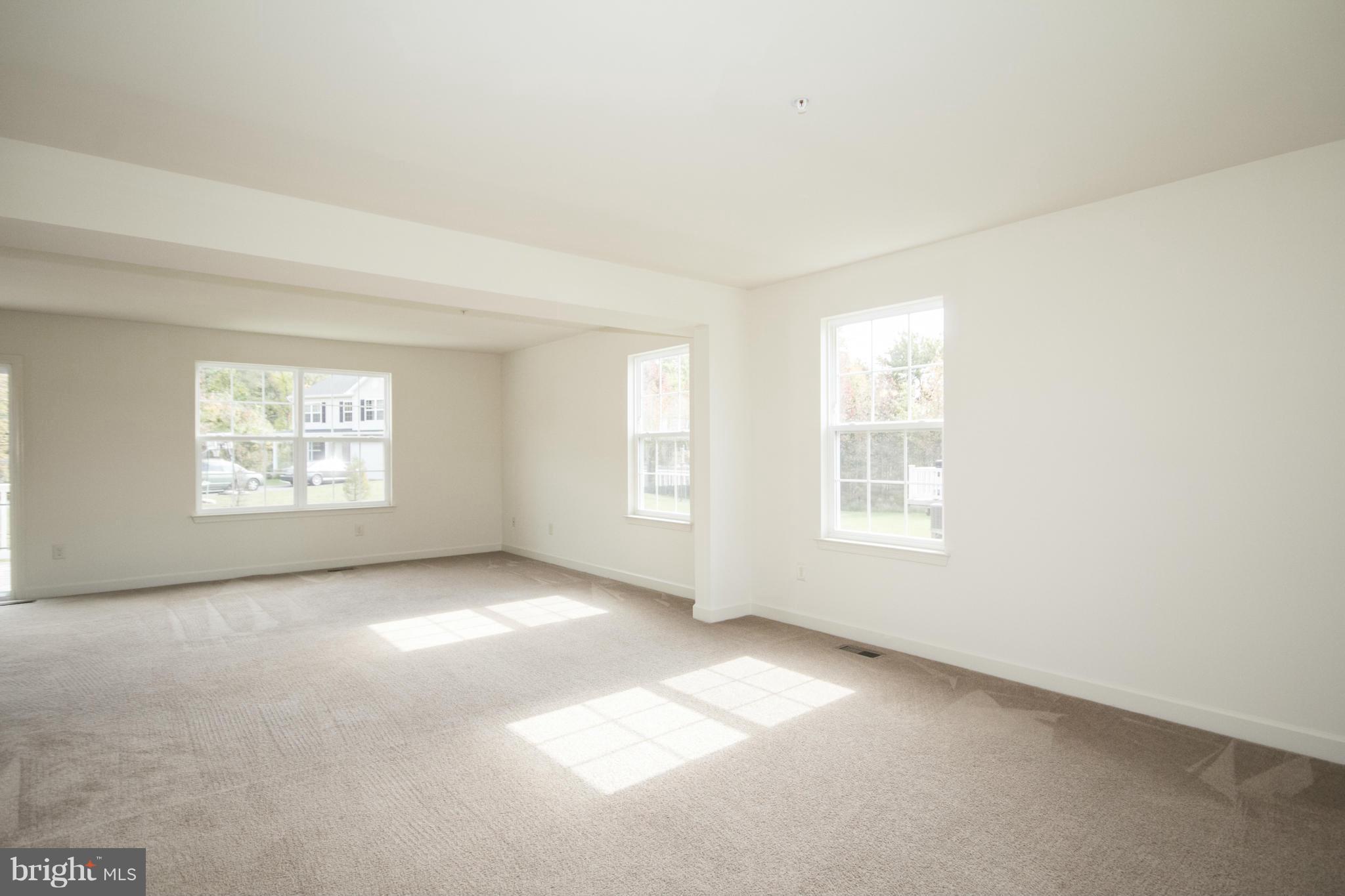 1009 Wampler Road Baltimore, MD 21220 - Photo 3 of 14 Living Room