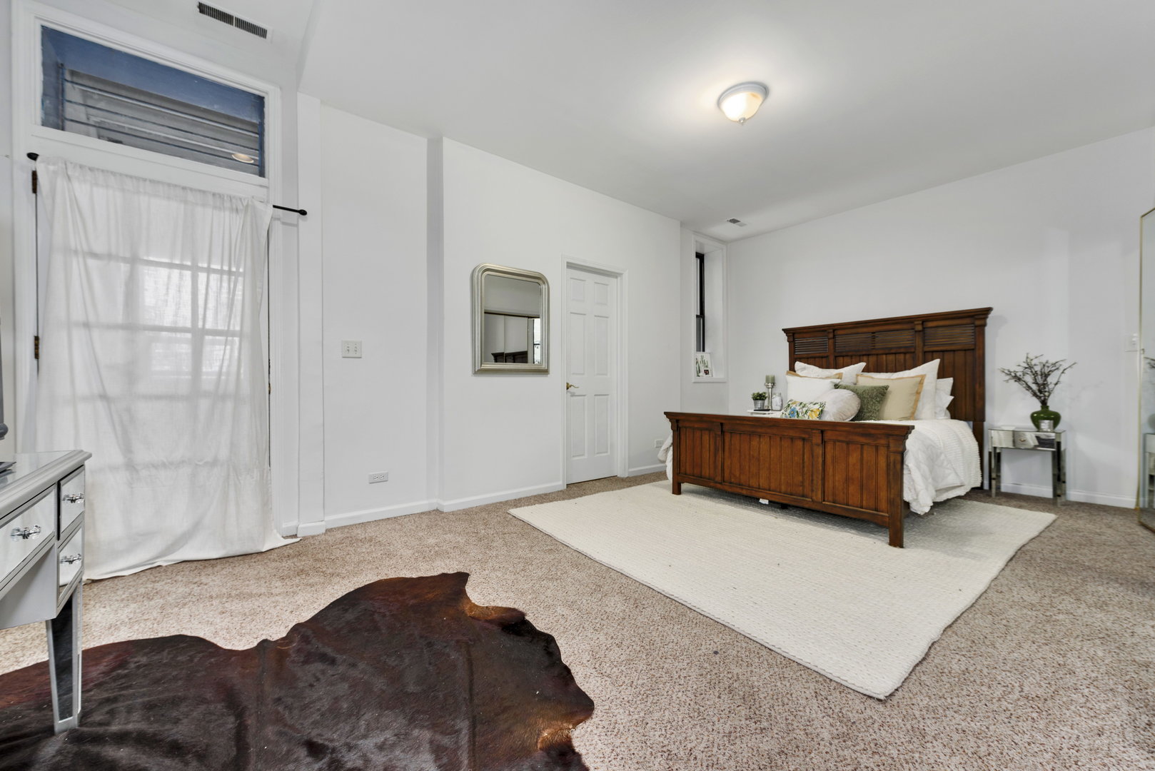 15 East Division Street, Unit 2W Chicago, IL 60611 - Photo 13 of 20 a bedroom with a bed and window