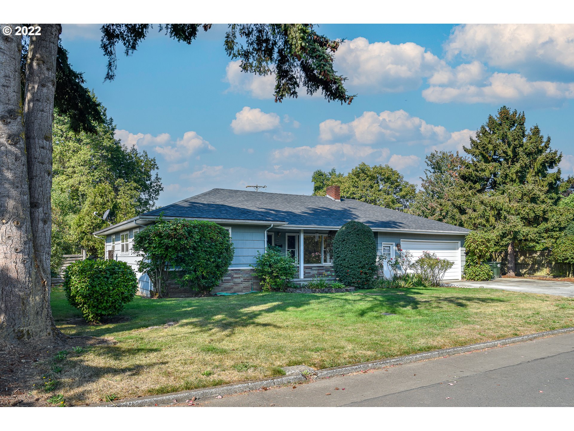 2308 Don Street Springfield, OR 97477 - Photo 25 of 30 front view of house with a yard