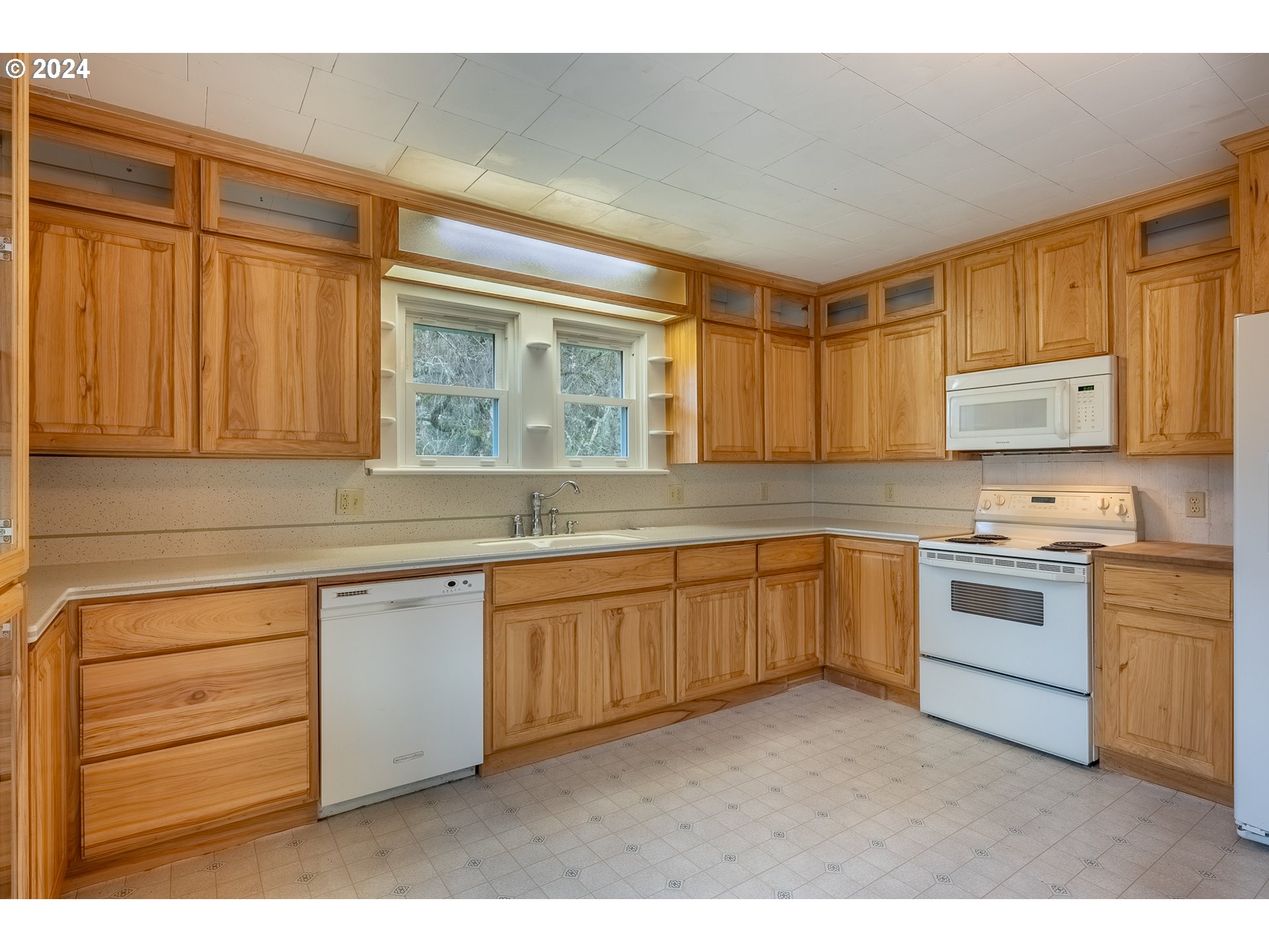 9400 Highway 126 Mapleton, OR 97453 - Photo 14 of 32 Kitchen