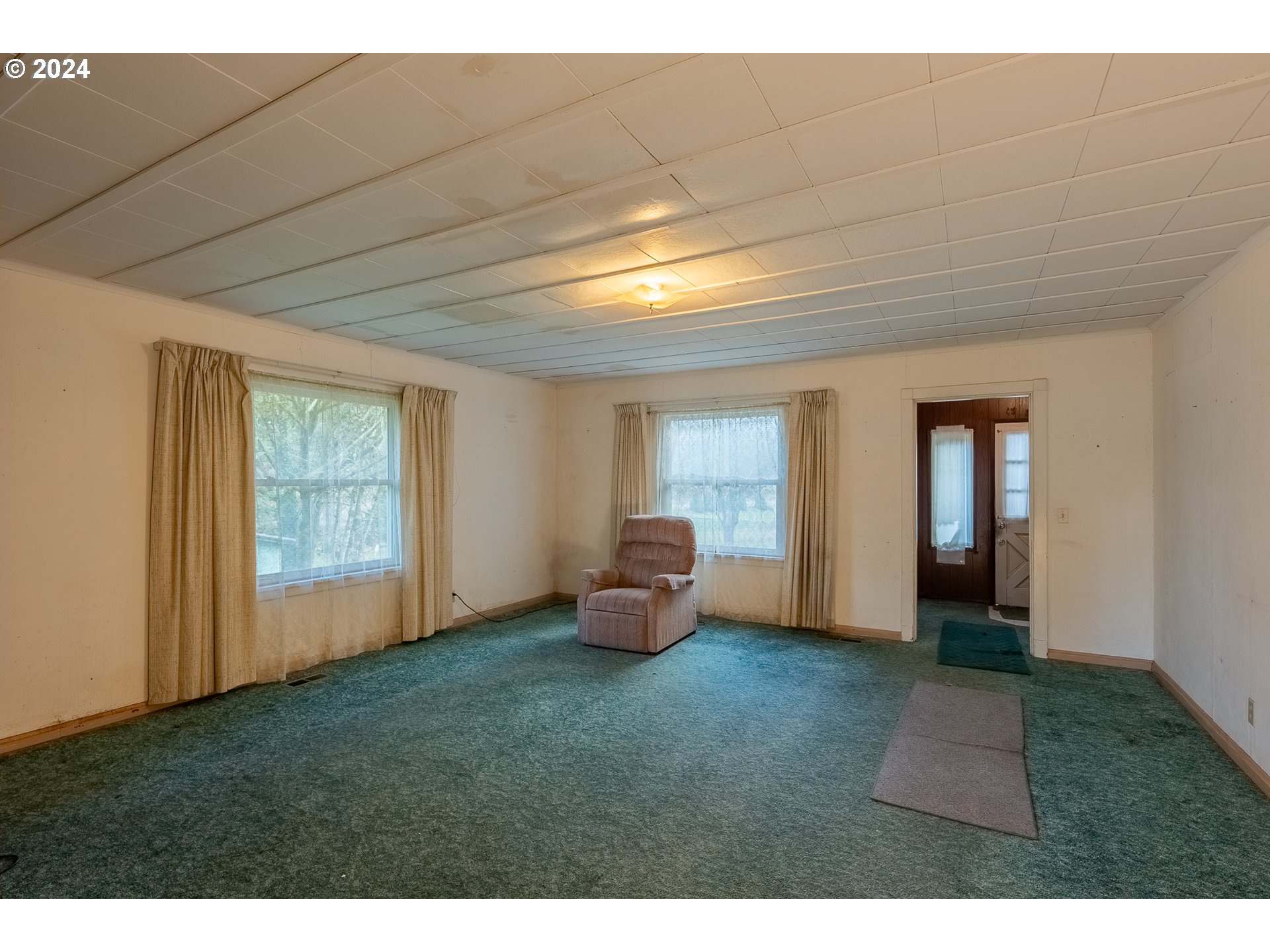 9400 Highway 126 Mapleton, OR 97453 - Photo 6 of 32 Living Room/Entrance
