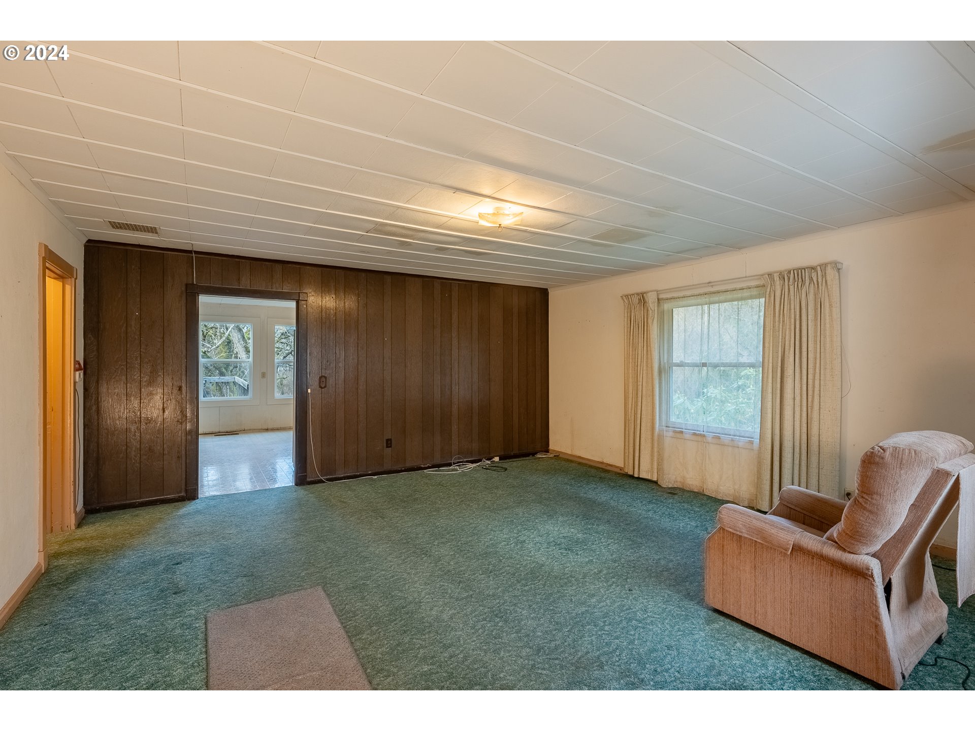 9400 Highway 126 Mapleton, OR 97453 - Photo 7 of 32 Living Room