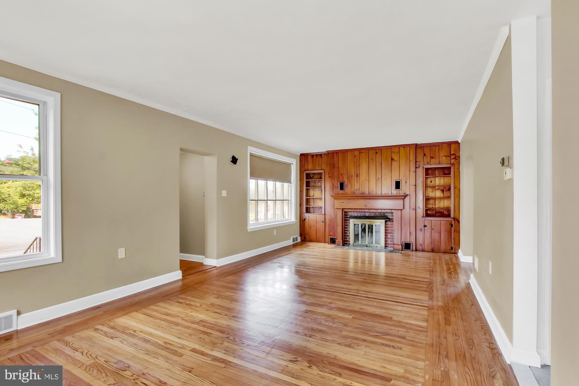 756 Mountain View Road Reading, PA 19607 - Photo 4 of 28 Living Room
