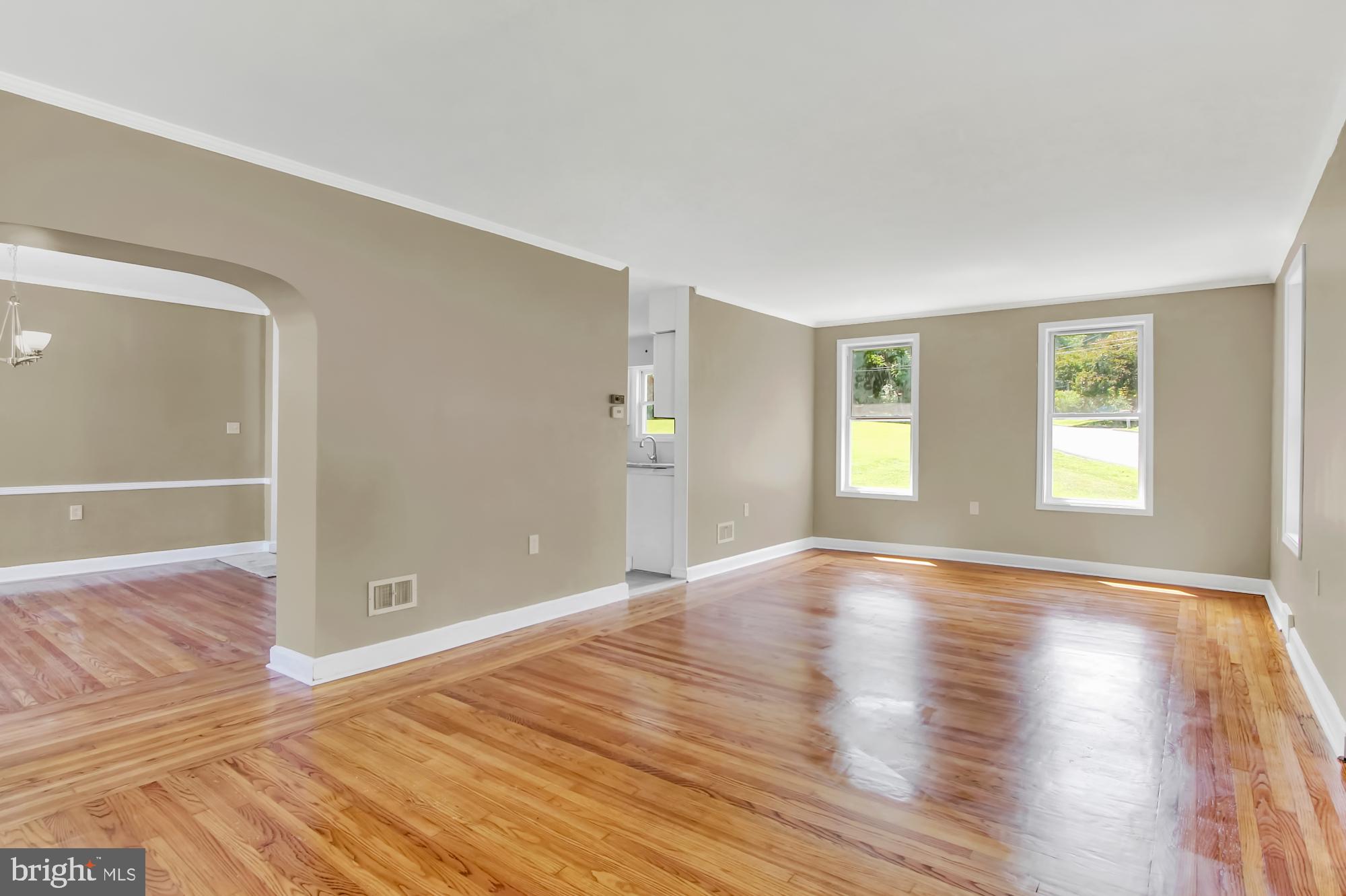 756 Mountain View Road Reading, PA 19607 - Photo 6 of 28 Living Room