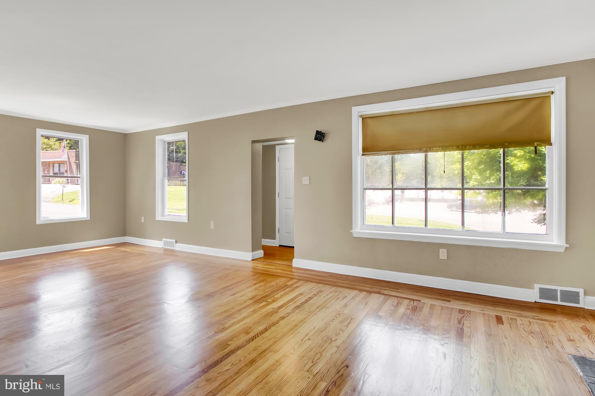 756 Mountain View Road Reading, PA 19607 - Photo 7 of 28 Living Room