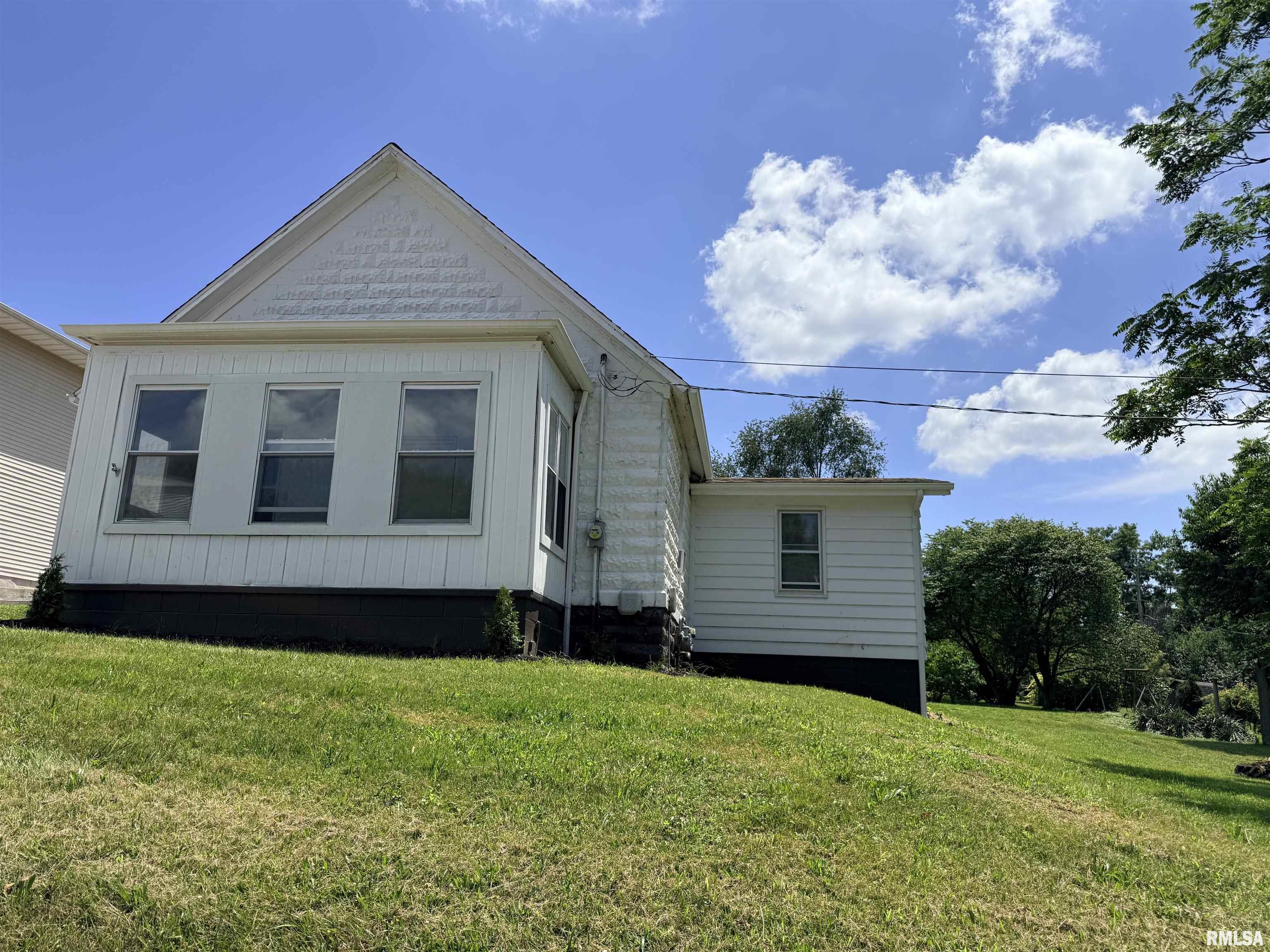 378 Fulton Place Canton, IL 61520 - Photo 2 of 18