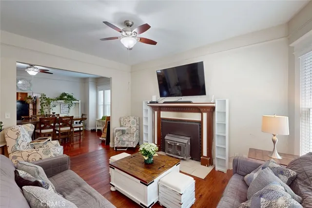 a kitchen that has a stove and a refrigerator