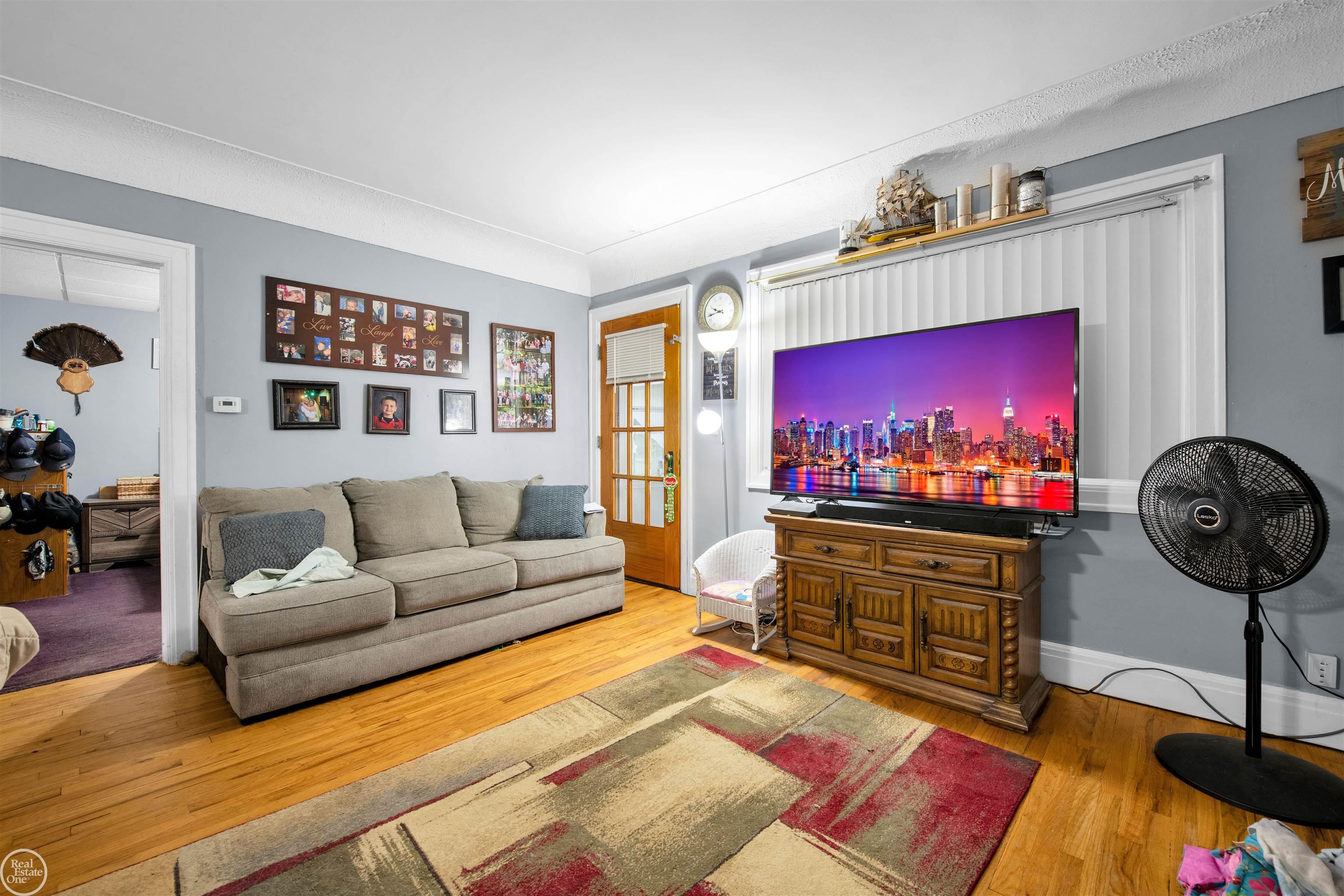18745 Common Road Roseville, MI 48066 - Photo 9 of 29 50182335-7d7b7cba-ef7b-4158-8282-4eb5c1a793a4.JPG