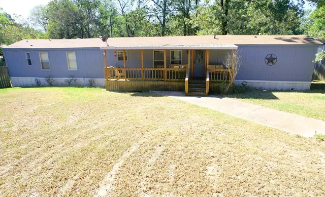 a view of a livingroom with furniture and a ceiling fan