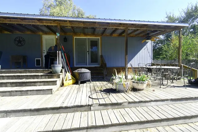 a view of a backyard