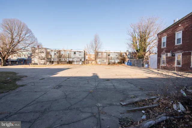a view of a yard in front of a building