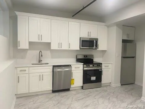 $1,900 | 94 4th Avenue, Unit 105, Bay Shore, NY 11706