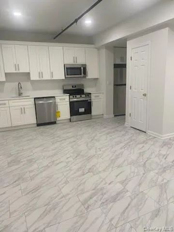 $1,900 | 94 4th Avenue, Unit 105, Bay Shore, NY 11706