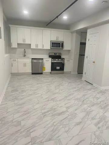 $1,900 | 94 4th Avenue, Unit 105, Bay Shore, NY 11706