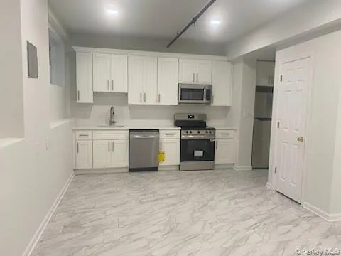 $1,900 | 94 4th Avenue, Unit 105, Bay Shore, NY 11706