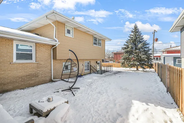 a view of a house with backyard