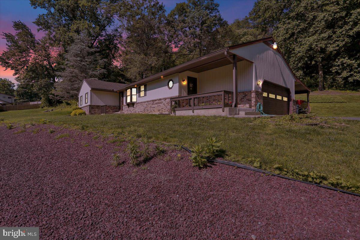 a view of a house with backyard and garden