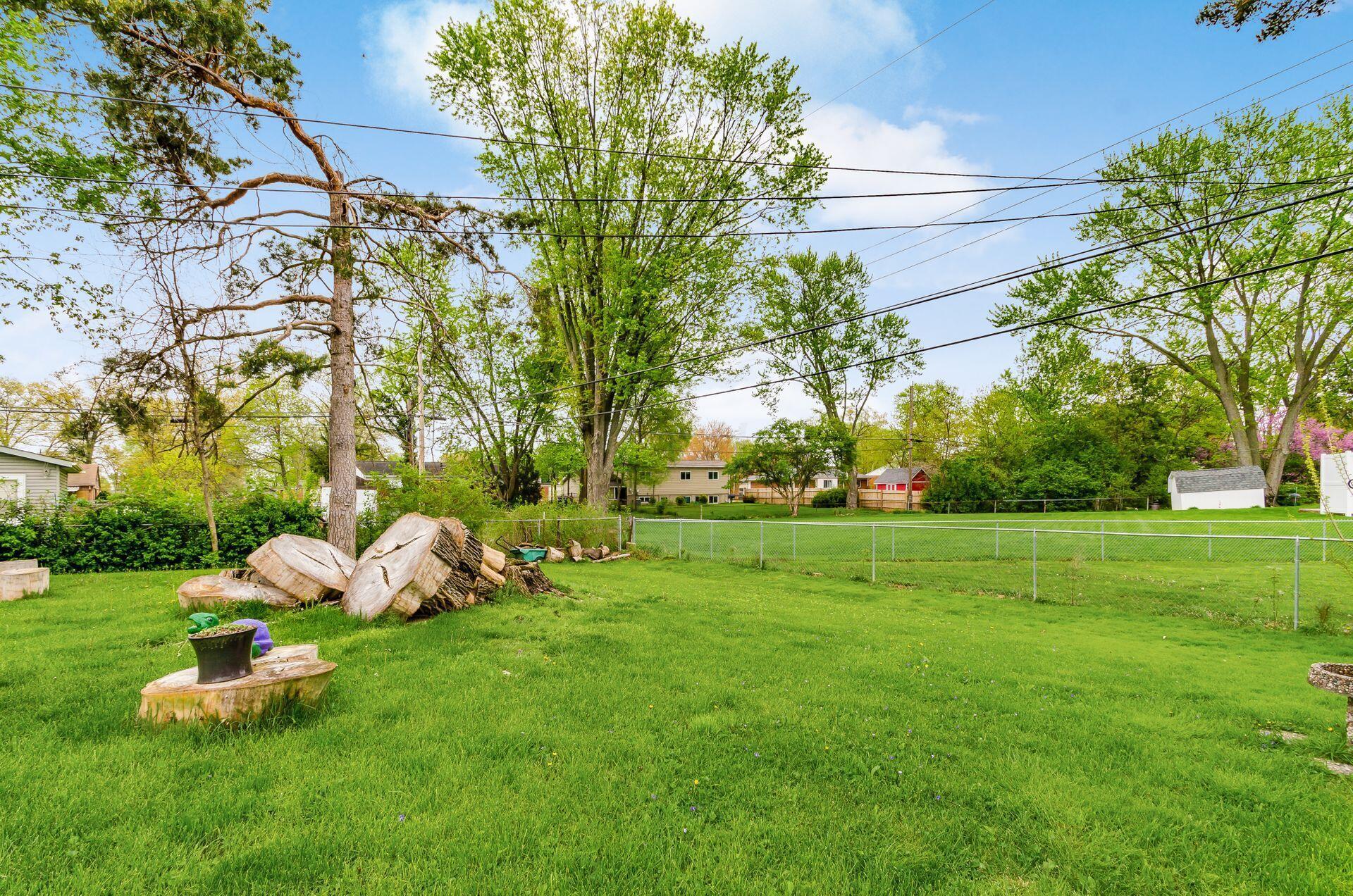 5488 Darcy Road Columbus, OH 43229 - Photo 5 of 48 Lovely fenced yard.