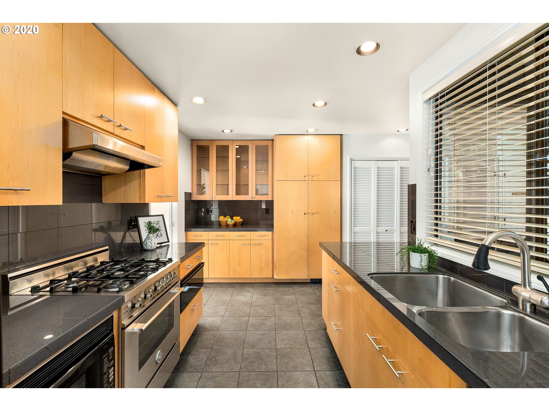 3925 Southwest Dosch Road Portland, OR 97239 - Photo 9 of 22