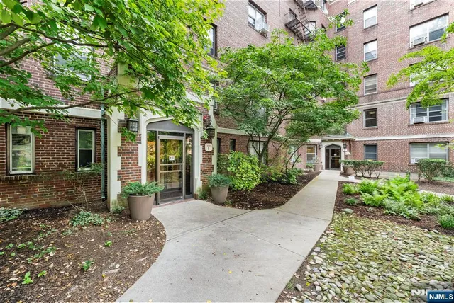 $325,000 | 100 East Palisade Avenue, Unit B22, Englewood, NJ 07631