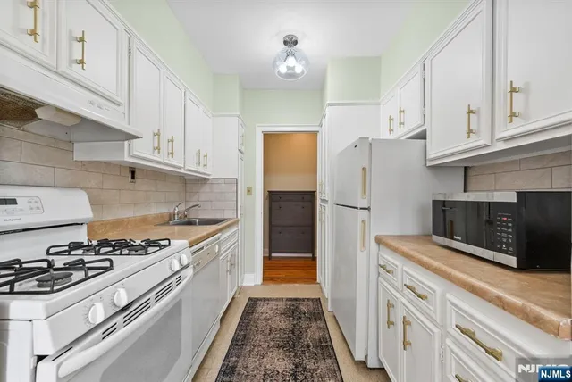 $325,000 | 100 East Palisade Avenue, Unit B22, Englewood, NJ 07631