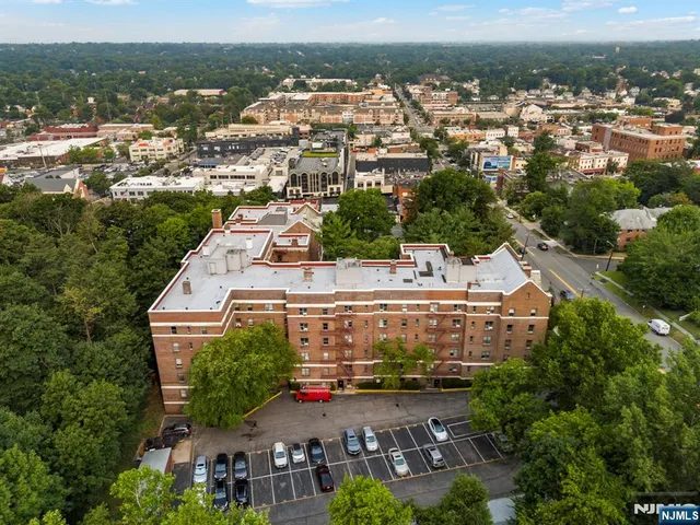 $325,000 | 100 East Palisade Avenue, Unit B22, Englewood, NJ 07631