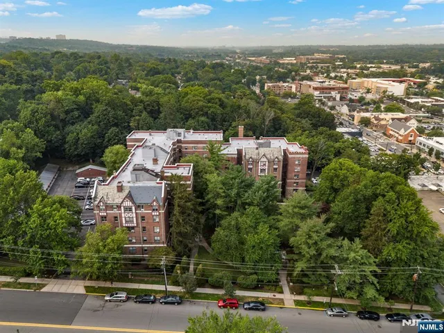 $325,000 | 100 East Palisade Avenue, Unit B22, Englewood, NJ 07631