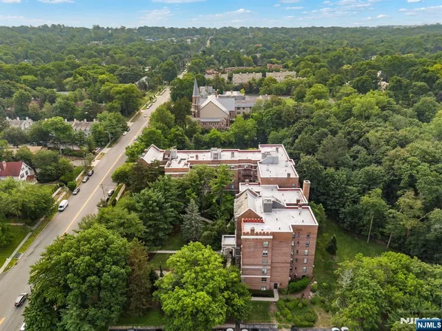 $325,000 | 100 East Palisade Avenue, Unit B22, Englewood, NJ 07631