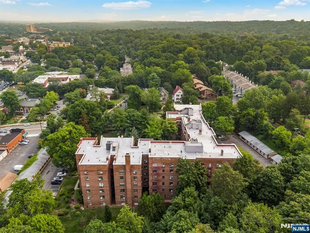 $325,000 | 100 East Palisade Avenue, Unit B22, Englewood, NJ 07631