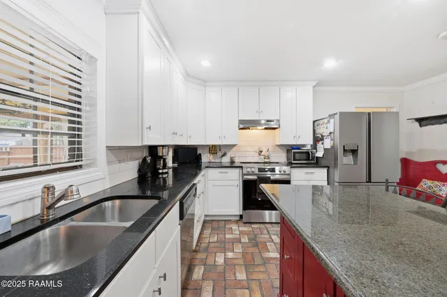 $389,000 | 705 South Beau Pre Road, Lafayette, LA 70508